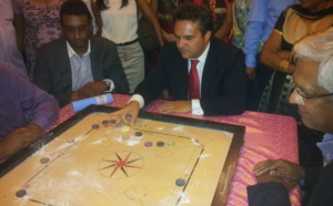 Didier Robert s'initie aux joies du carrom