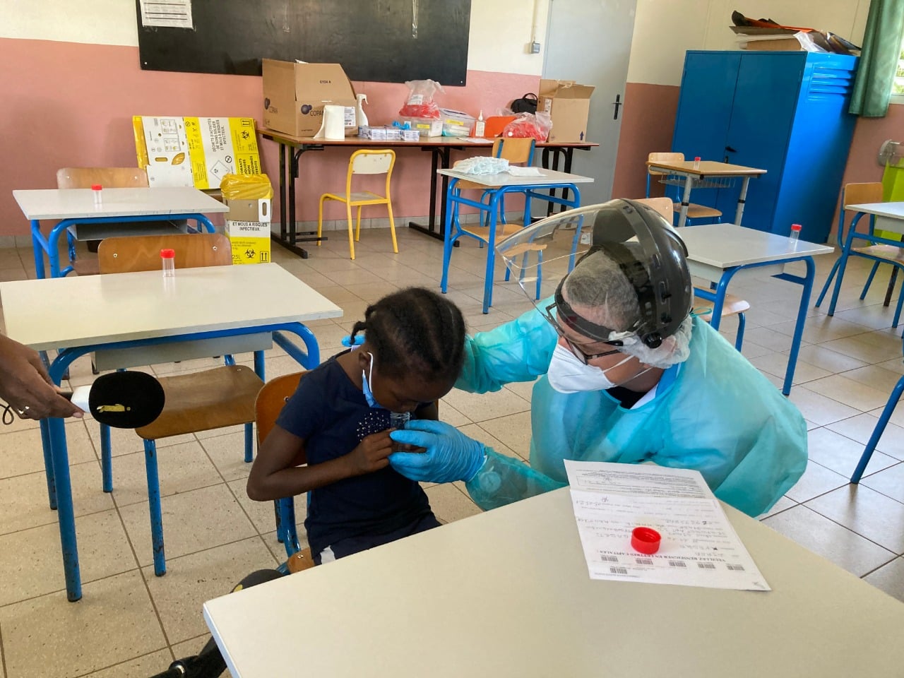 Les tests salivaires Covid font leur arrivée dans les écoles