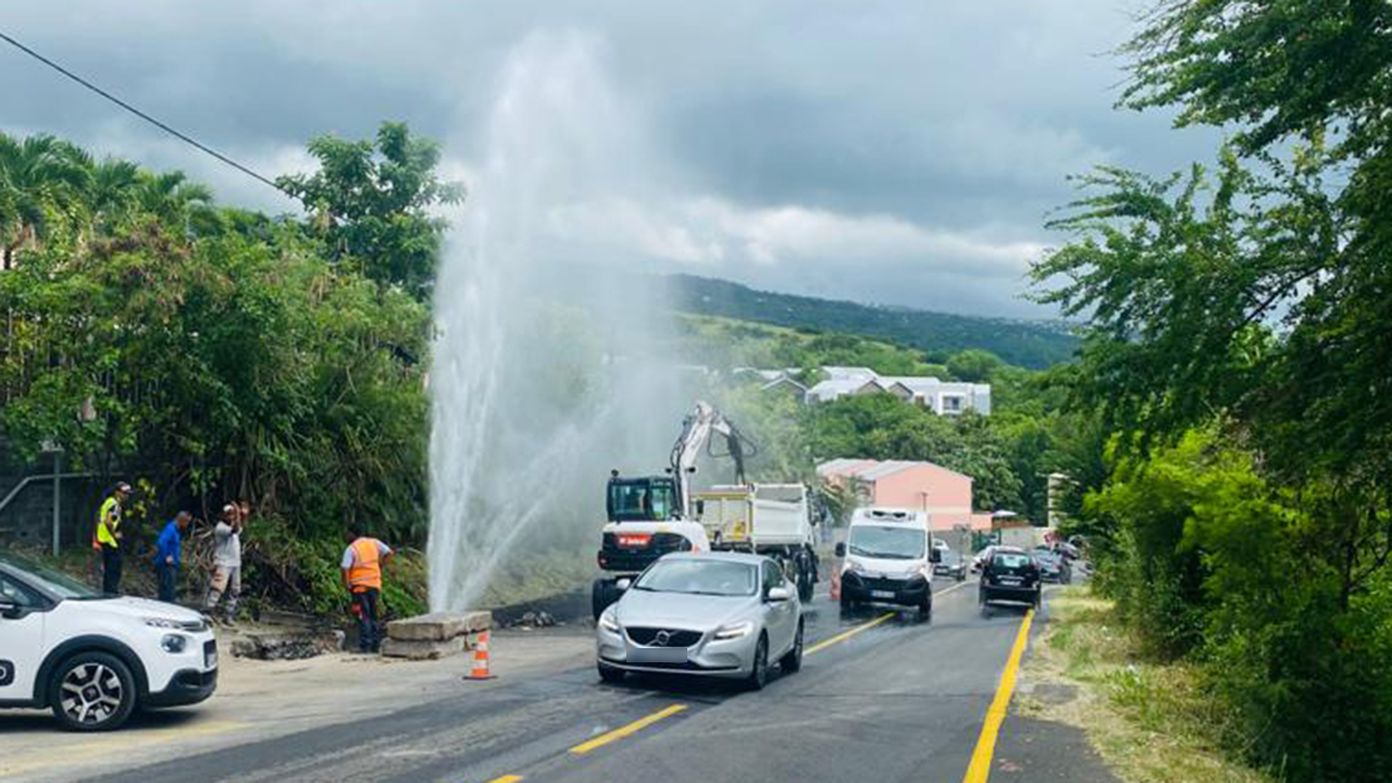 St-Paul : Une impressionnante fuite d'eau provoque des embouteillages