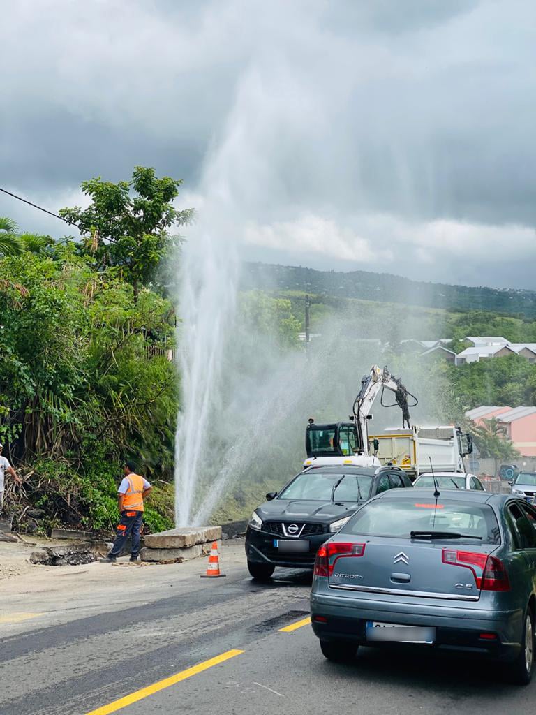 St-Paul : Une impressionnante fuite d'eau provoque des embouteillages