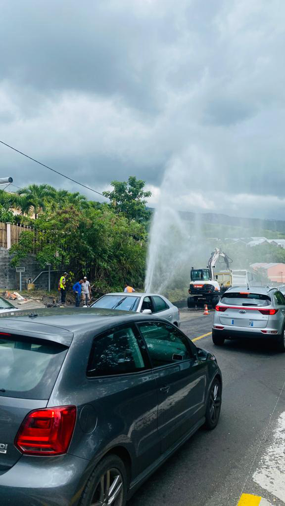 St-Paul : Une impressionnante fuite d'eau provoque des embouteillages