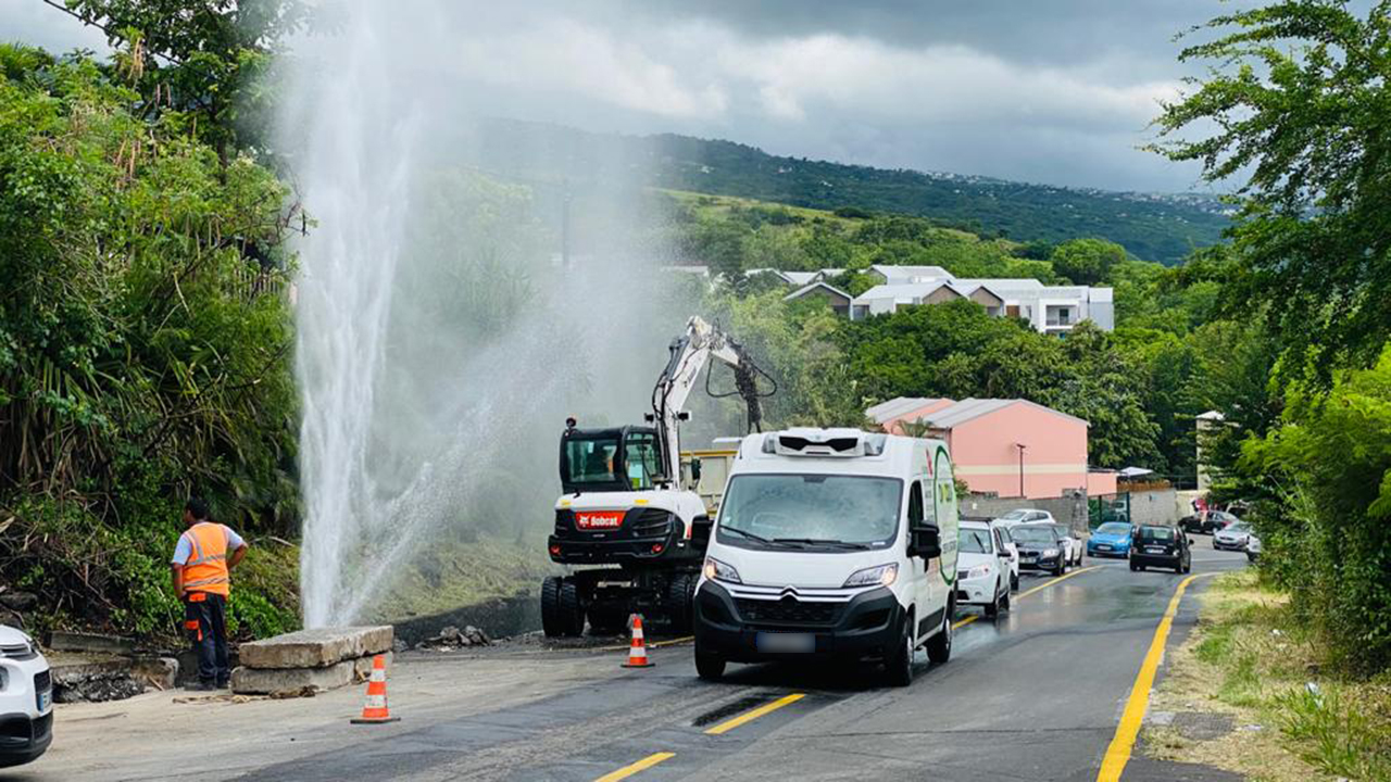 St-Paul : Une impressionnante fuite d'eau provoque des embouteillages