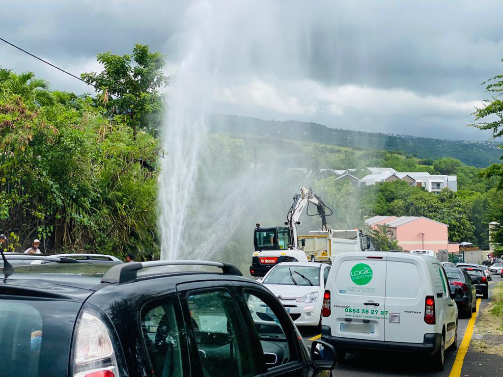 St-Paul : Une impressionnante fuite d'eau provoque des embouteillages