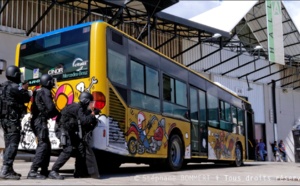 Retour en images: Le GIPN simule une prise d'otages dans un bus