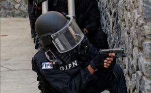 Retour en images: Le GIPN simule une prise d'otages dans un bus