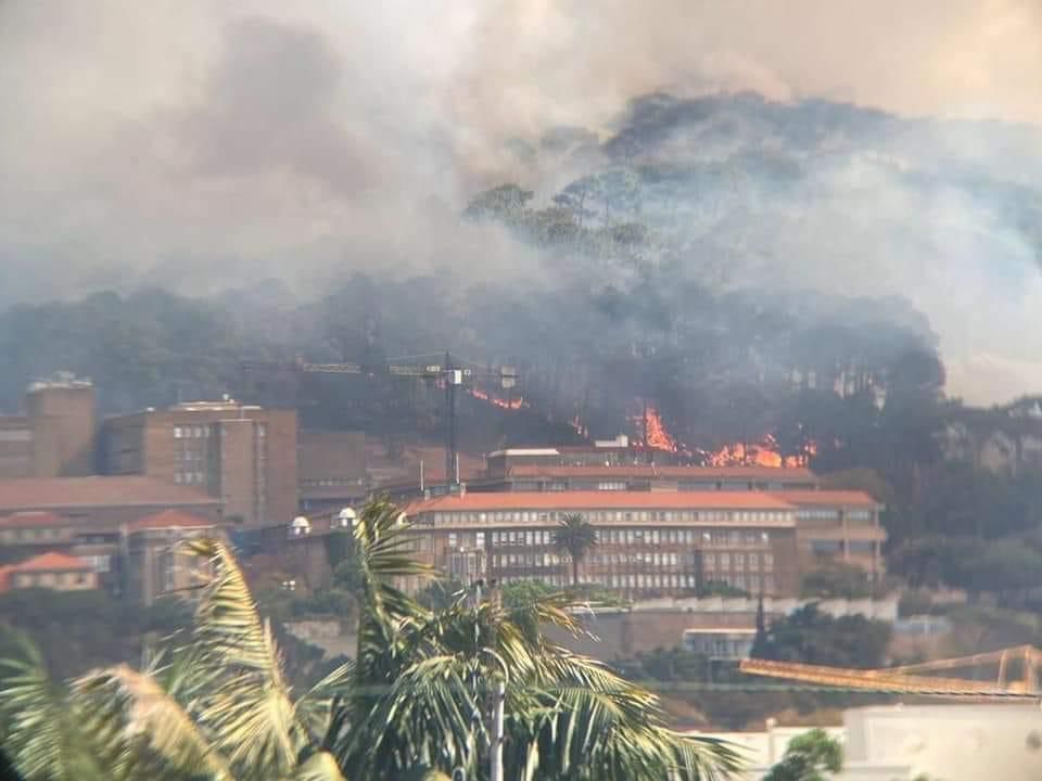Le Cap : Un incendie détruit en partie l'université, des milliers d'étudiants à la rue