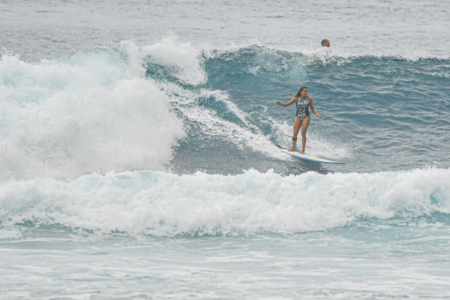 Le Crédit Agricole soutient la surfeuse réunionnaise Alice Lemoigne