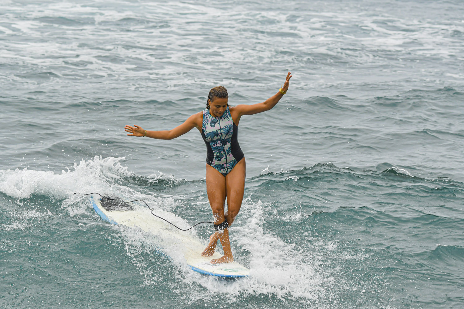 Le Crédit Agricole soutient la surfeuse réunionnaise Alice Lemoigne