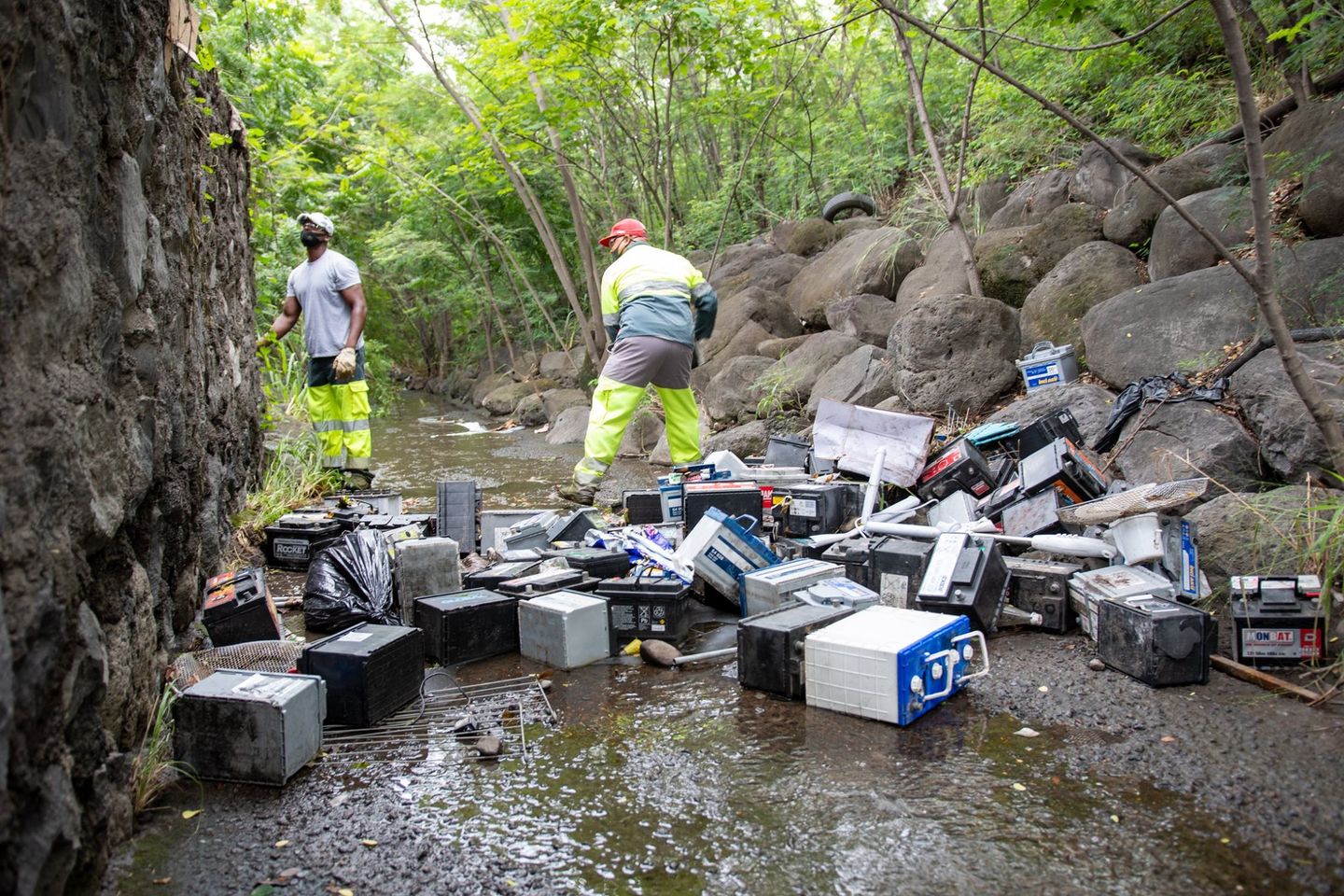 ?Dépôt sauvage au Port : 149 batteries enlevées d’une ravine