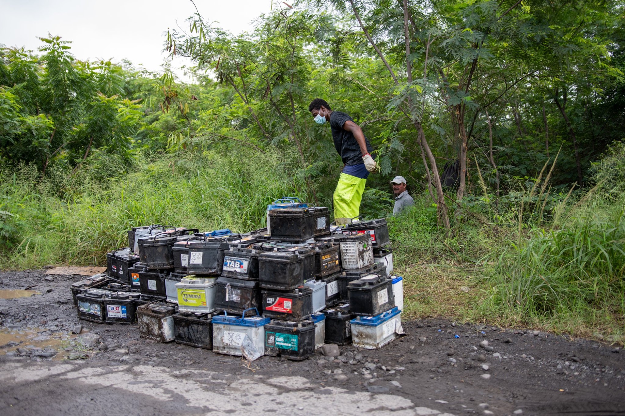 ?Dépôt sauvage au Port : 149 batteries enlevées d’une ravine