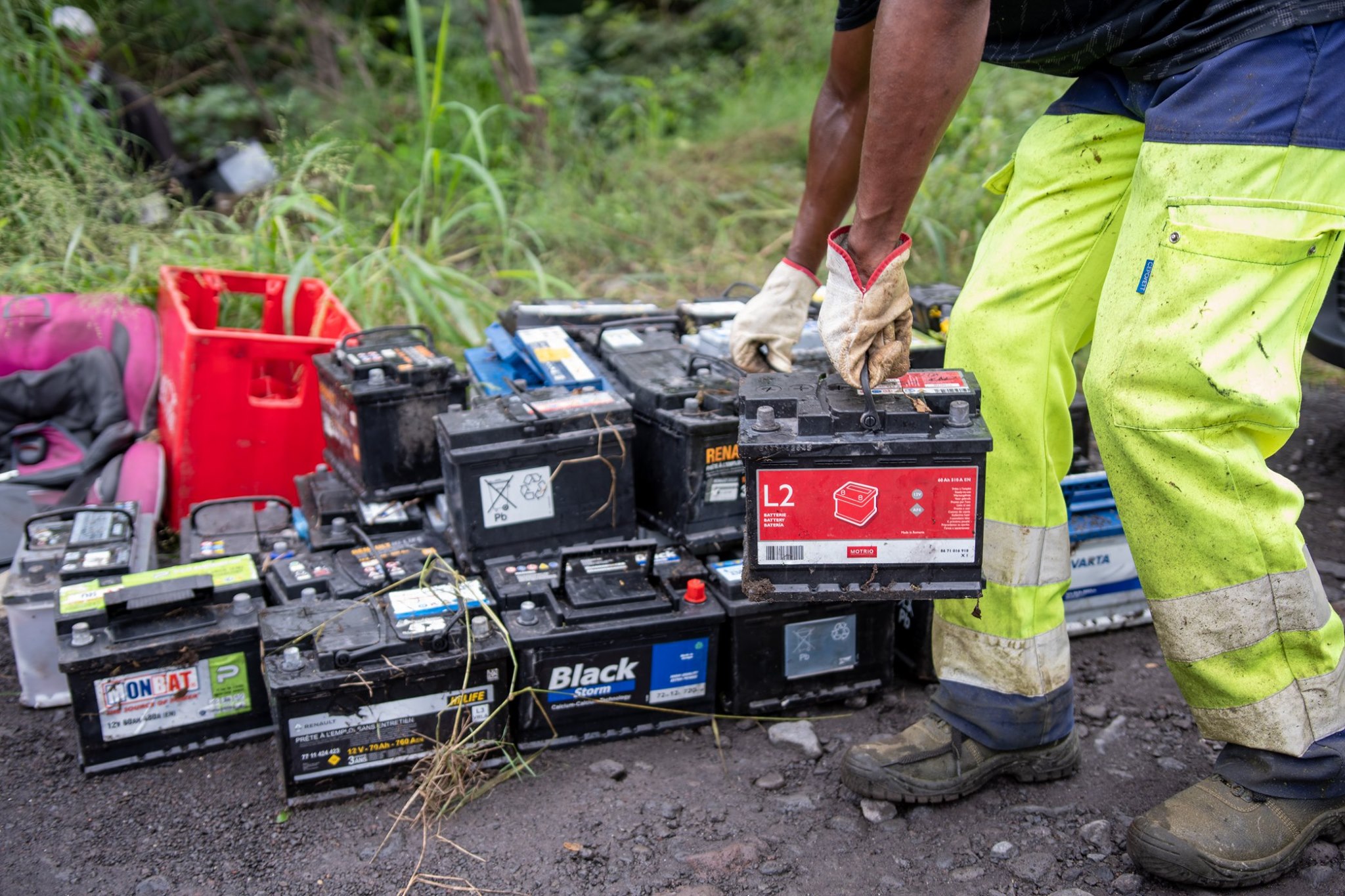 ?Dépôt sauvage au Port : 149 batteries enlevées d’une ravine