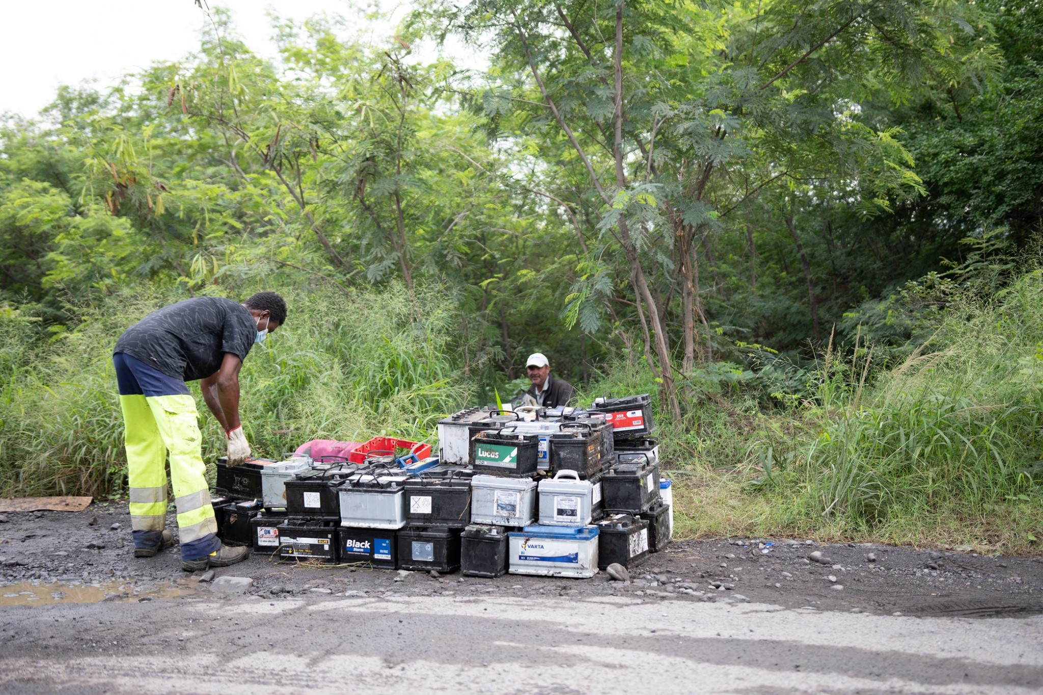 ?Dépôt sauvage au Port : 149 batteries enlevées d’une ravine