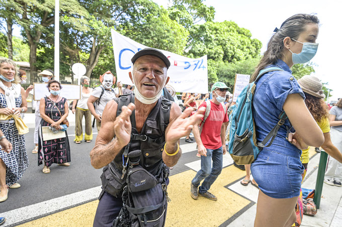 Vidéo - 1er-mai : L'interpellation d'un manifestant sans masque entraîne une mobilisation devant Malartic