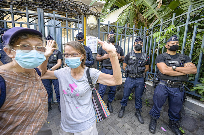 Vidéo - 1er-mai : L'interpellation d'un manifestant sans masque entraîne une mobilisation devant Malartic