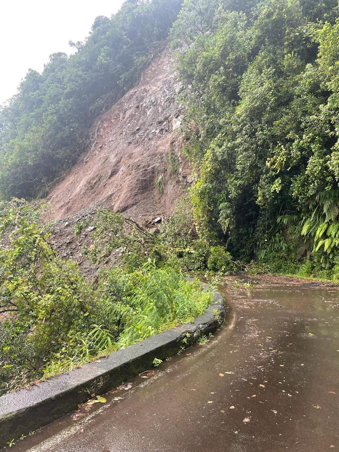 Eboulis sur la route le Takamaka, la circulation coupée jusqu'à nouvel ordre