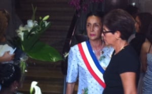 Les premières images du mariage homosexuel : Huguette Bello, Leïla et les capelines !
