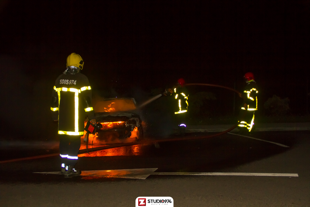 Voiture en feu parking de covoiturage de l'Eperon