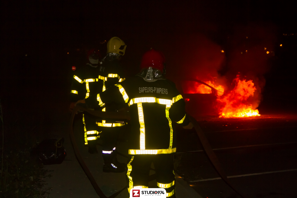 Voiture en feu parking de covoiturage de l'Eperon