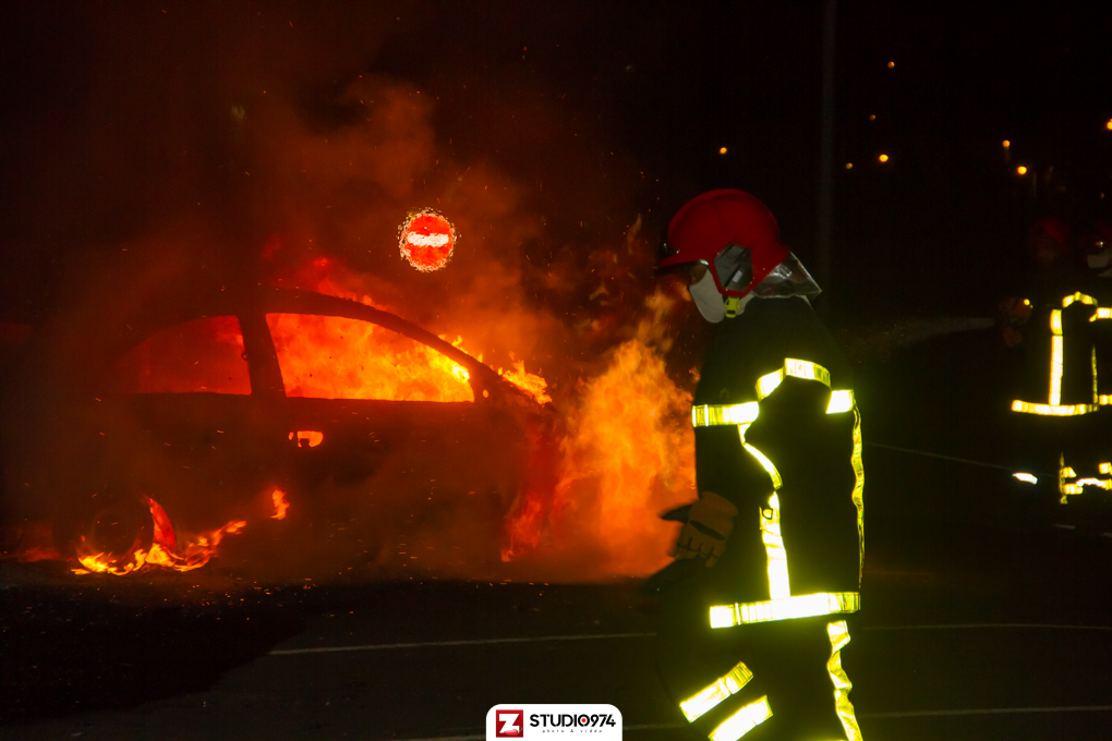 Voiture en feu parking de covoiturage de l'Eperon