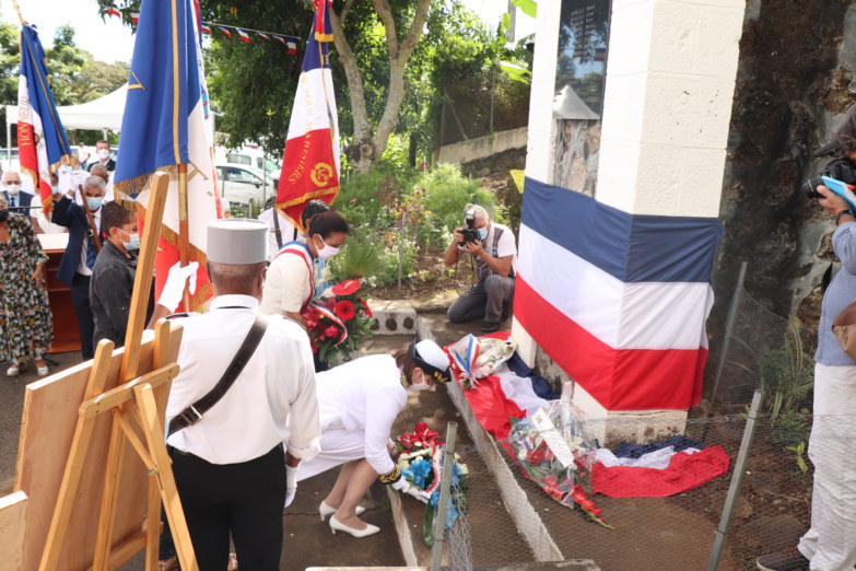 Dépôt de gerbe au pied du Monument aux morts à l’église de Saint-Gilles-Les-Hauts