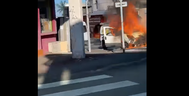 Le Tampon : Un fourgon en proie aux flammes