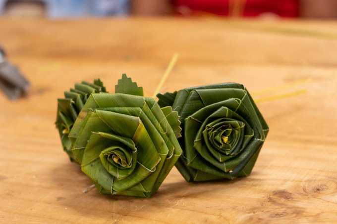 Des roses en feuille coco fabriquées pour la Fête des Mères