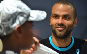 Séance de dédicaces de Tony Parker à St-Denis : Retour en images