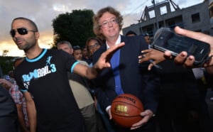 Séance de dédicaces de Tony Parker à St-Denis : Retour en images
