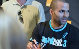 Séance de dédicaces de Tony Parker à St-Denis : Retour en images