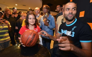 Séance de dédicaces de Tony Parker à St-Denis : Retour en images
