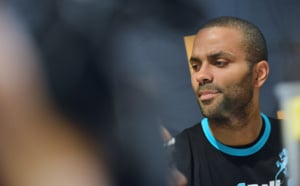 Séance de dédicaces de Tony Parker à St-Denis : Retour en images