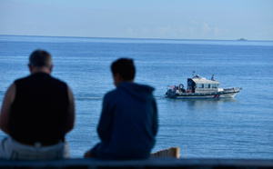 Bougies, badauds et forces de l'ordre sur la plage de la baie de St-Paul ce matin...