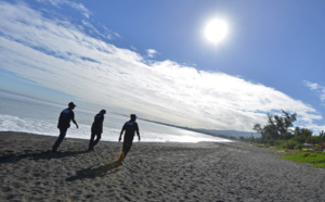 Bougies, badauds et forces de l'ordre sur la plage de la baie de St-Paul ce matin...