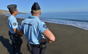 Bougies, badauds et forces de l'ordre sur la plage de la baie de St-Paul ce matin...