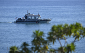 Bougies, badauds et forces de l'ordre sur la plage de la baie de St-Paul ce matin...