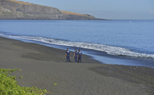 Bougies, badauds et forces de l'ordre sur la plage de la baie de St-Paul ce matin...