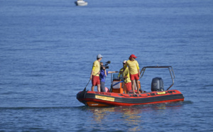 Bougies, badauds et forces de l'ordre sur la plage de la baie de St-Paul ce matin...