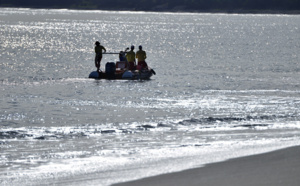Bougies, badauds et forces de l'ordre sur la plage de la baie de St-Paul ce matin...