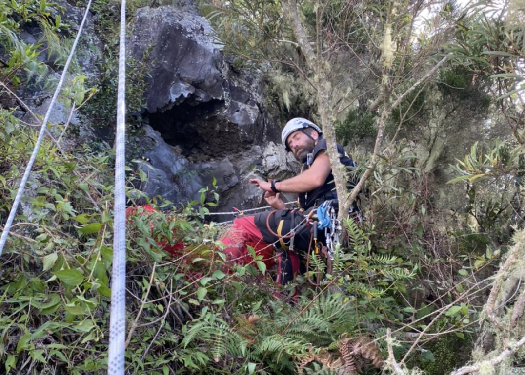 Photos - Caizergues : Les cordistes se lancent dans une difficile recherche le long du rempart du Maïdo