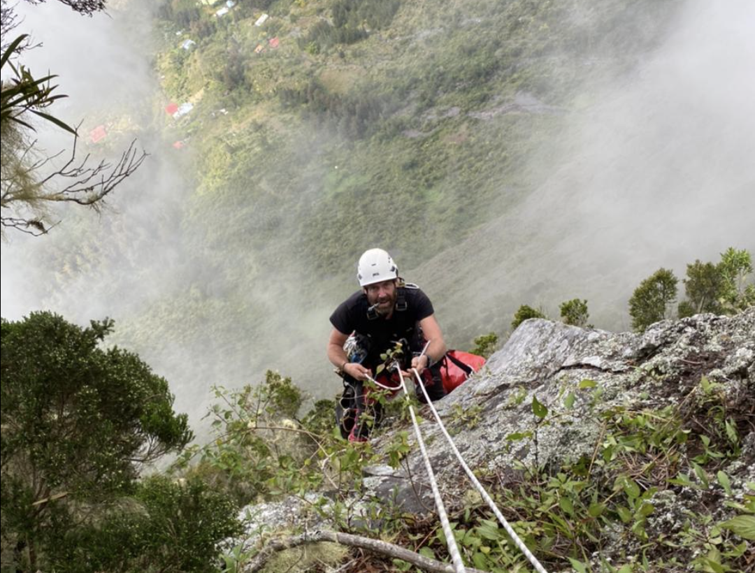Photos - Caizergues : Les cordistes se lancent dans une difficile recherche le long du rempart du Maïdo