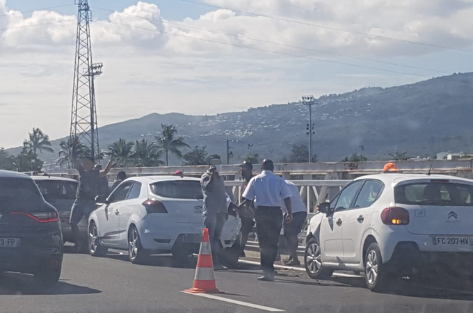 Carambolage sur le pont de la Rivière des Galets