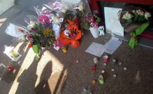 Fleurs et bougies déposées devant le collège de Sarah