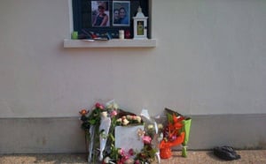 Fleurs et bougies déposées devant le collège de Sarah