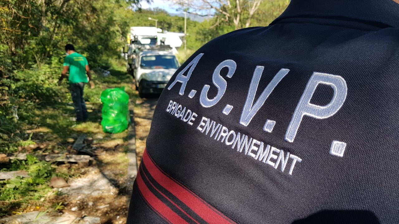 Photos - L'auteur de la montagne de déchets à Gillot mis à l'amende par la brigade verte de la Cinor