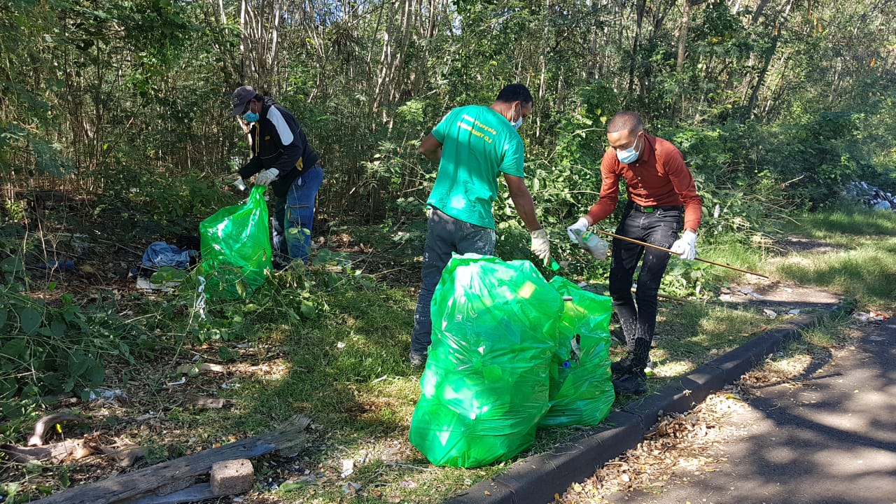 Photos - L'auteur de la montagne de déchets à Gillot mis à l'amende par la brigade verte de la Cinor