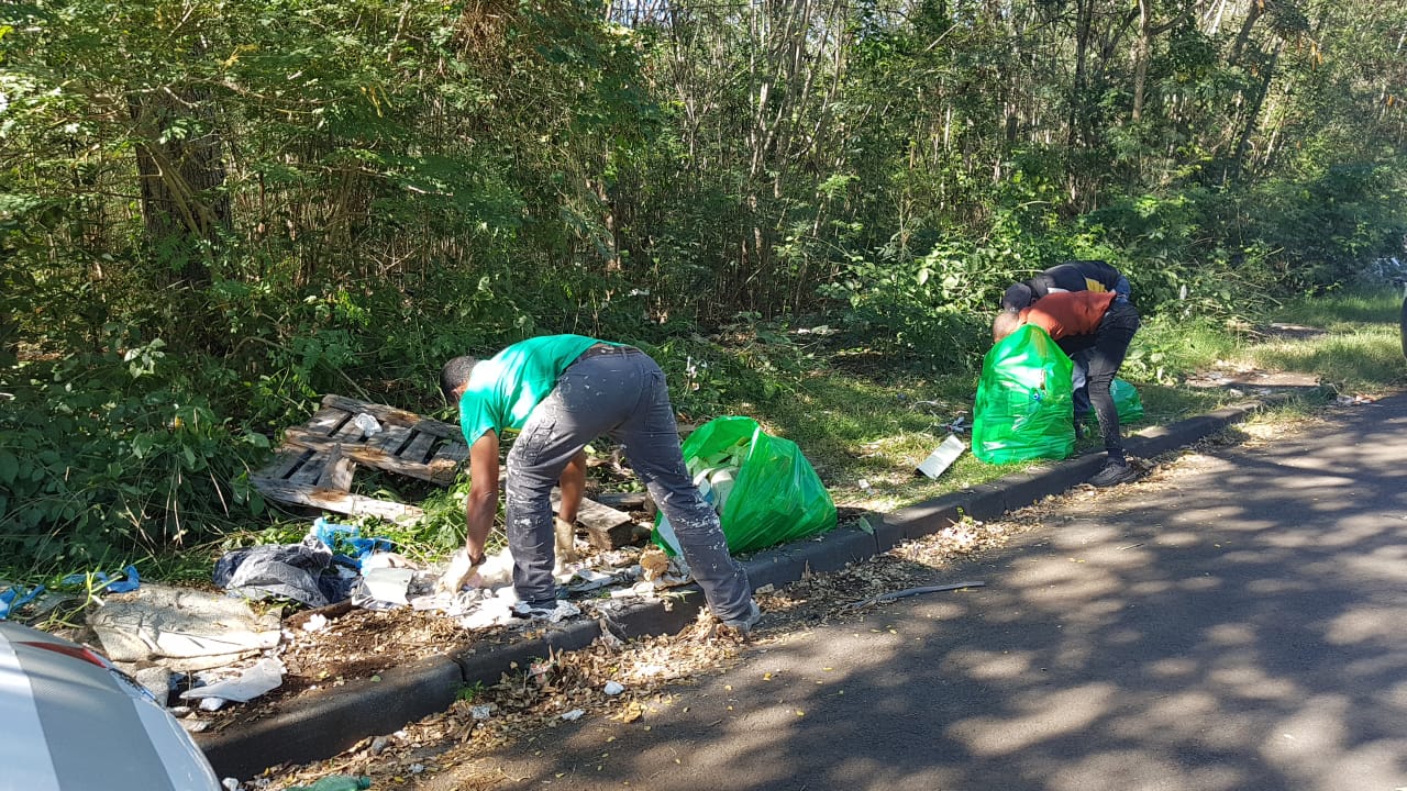 Photos - L'auteur de la montagne de déchets à Gillot mis à l'amende par la brigade verte de la Cinor
