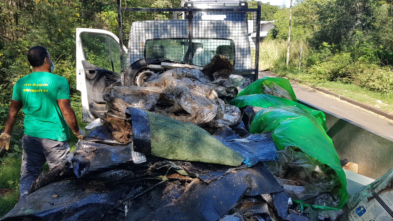 Photos - L'auteur de la montagne de déchets à Gillot mis à l'amende par la brigade verte de la Cinor