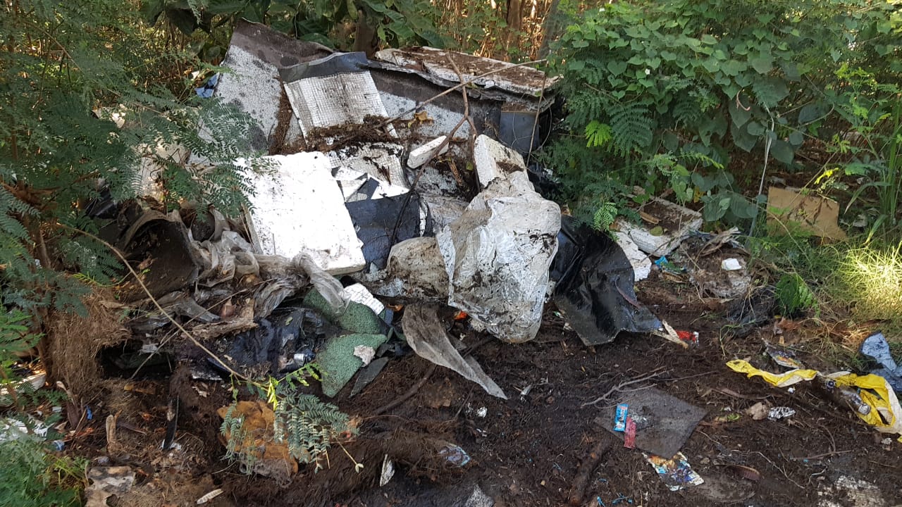 Photos - L'auteur de la montagne de déchets à Gillot mis à l'amende par la brigade verte de la Cinor