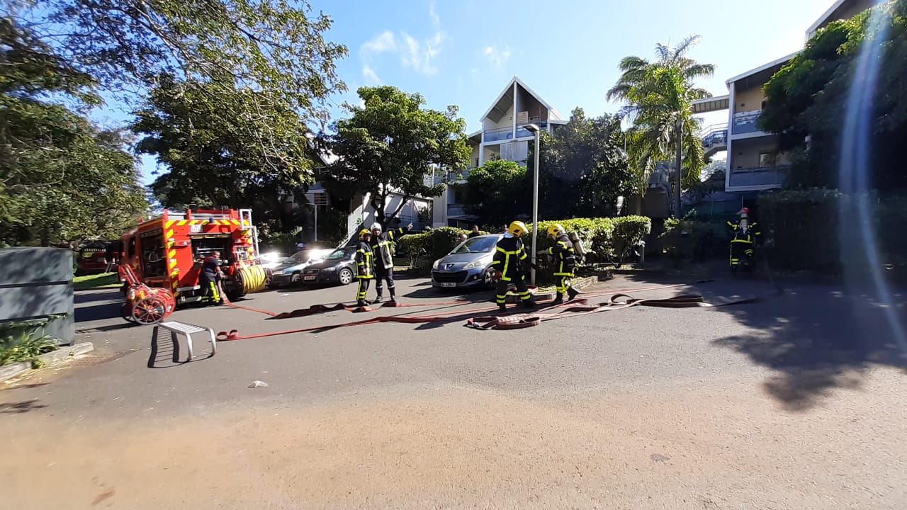 LIVE - Un immeuble en proie aux flammes à Basse Terre