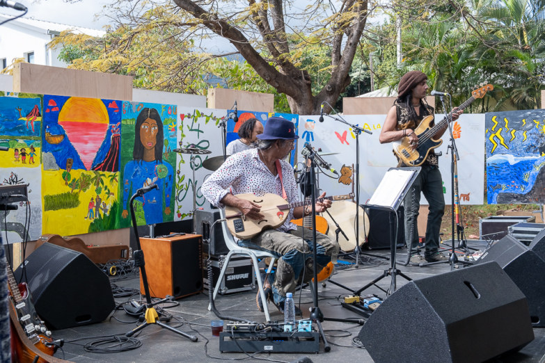 Concert des élèves et du groupe Ziskakan à l’école Les Combavas à la Plaine